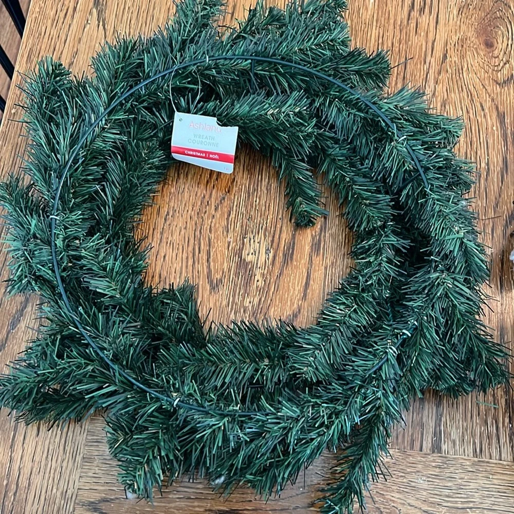 NWT CHRISTMAS WREATH 16in AROUND